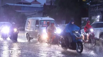 توقعات الطقس ليوم 8 يونيو: من المتوقع هطول أمطار غزيرة في شمال وشمال وسط فيتنام، متأثرة بجبهة باردة.
